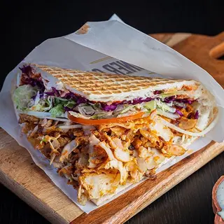 Kebab w bułce z dodatkiem frytek