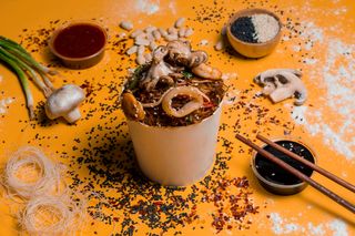 ბრინჯის ვერმიშელი ზღვის კოქტეილით