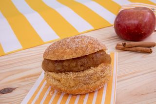 Bola de Berlim Maça Com Canela