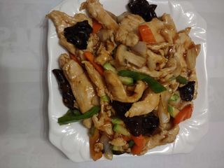 Пилешко месо с гъби и зеленчуци върху бял ориз (700г)