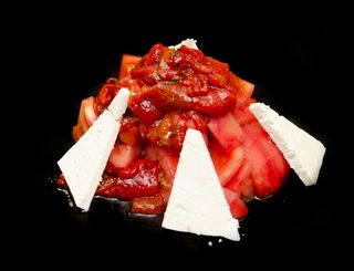 Салата Домати с печени пиперки и овче сирене (400г)