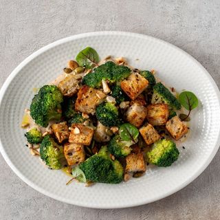 Брокколи на гриле с ореховым соусом (200г)