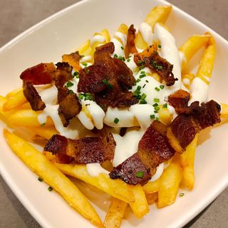 patata fritas, salsa de queso, bacon