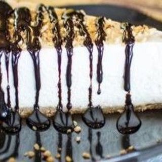 Cheesecake con cioccolato e granella di nocciole - intera