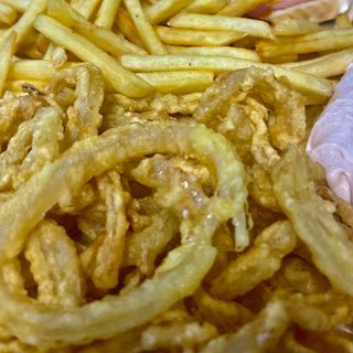 1/2 Ración De Patatas Y 1/2 Ración De Cebolla Frita