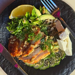 ბოული ქათმით ქინოათი და ფეტათი