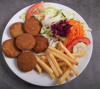 Plato falafel (6 uds.) con patatas, ensalada y lata