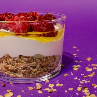 Grčki jogurt sa granolom, malinom i medom