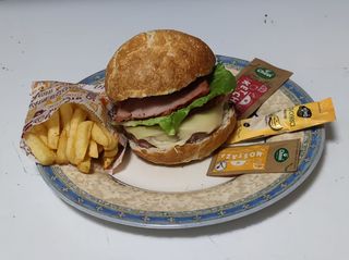 Hamburguesa POLLO, lechuga, tomate, cebolla, bacon y queso