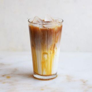 Latte BIO macchiato freddo con ghiaccio 