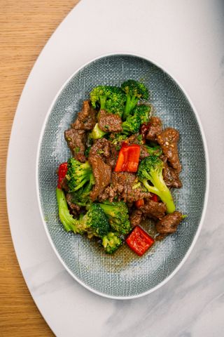 Junetina sa brokolijem u teriyaki sosu