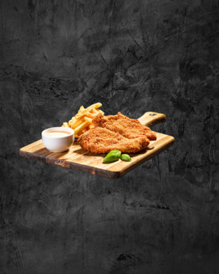 Șnițel de pui la farfurie