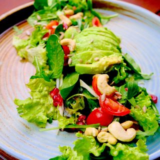 salată veggy cu avocado și semințe 	