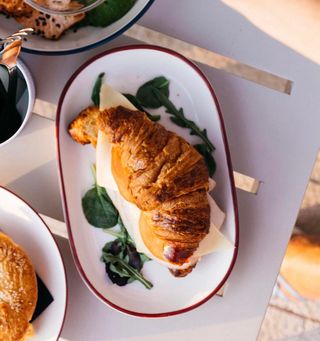 Kroasan sa ćuretinom, 130g