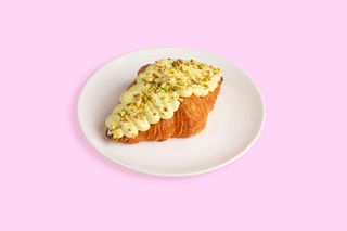 Круассан фисташковый.