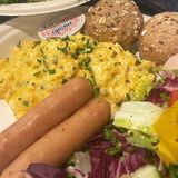 Jajecznica z 3 jaj, 2x mini kiełbaska, sałatka, bułka + masło 