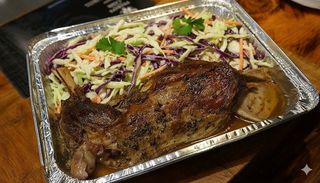 Paletilla de cordero asada Pedro's para 3 personas con ensalada