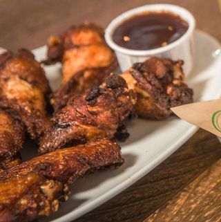 Alitas De Pollo Con Salsa BBQ