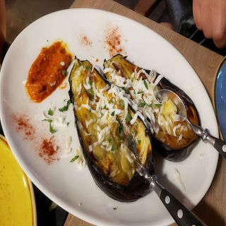 Berenjenas A La Brasa con queso de cabra y romesco