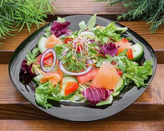 Sałatka z łososiem