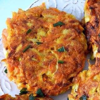 Placuszki z cukinii,sos ziołowy,mix sałat 