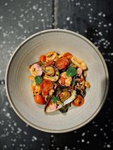 Spaghetti nero di seppia con frutti di mare