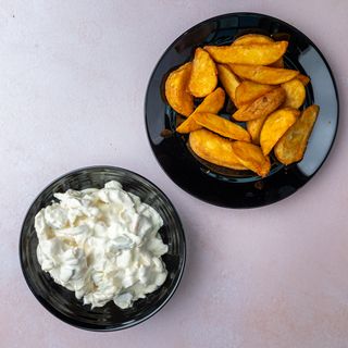 Obrok pileća salata sa šampinjonima uz dodatak slatkiša ili pića