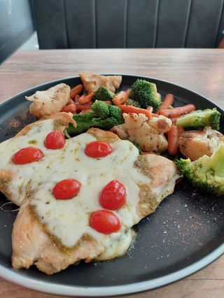 Pui capresse cu salata fresh