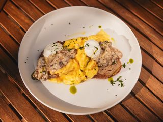 Kremasta kajgana sa sosom od pecuraka