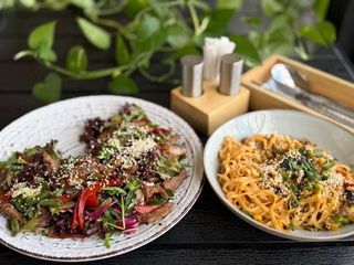 Udon z wołowiną +  Ciepła sałatka z wołowiną