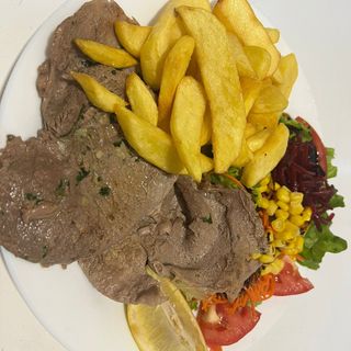Ternera asada con papas fritas y ensalada mixta