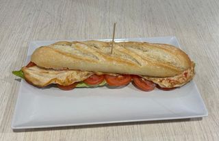 Bocadillo vegetal de pollo