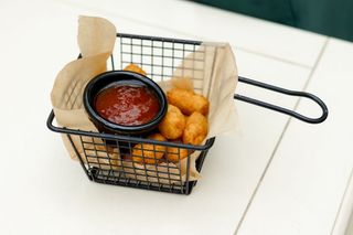 Кукурудзяні нагетси фрі з соусом чілі джем 200г