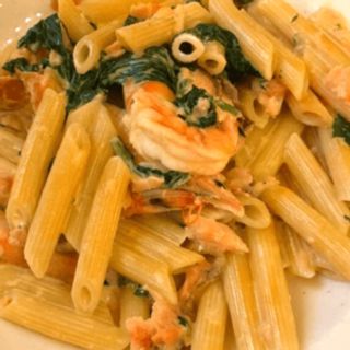 Penne salmone gamberi e spinaci