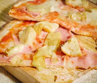 Pizza cotto e carciofi al spicchio 
