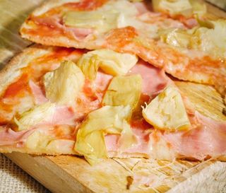 Pizza cotto e carciofi al spicchio 