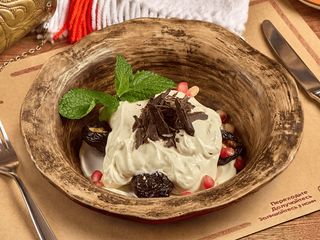 Чорнослив з горіхами та вершковим мусом (200g)