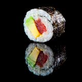 B25A. Futomaki de atún y aguacate