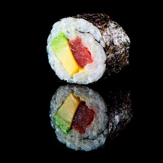 B25A. Futomaki de atún y aguacate