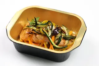 Salmone scottato alla soia con julienne di verdure