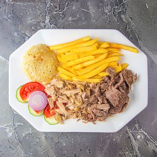 Донер на тарелке ассорти