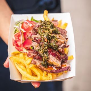 Barqueta de Vacio, fritas y ensalada