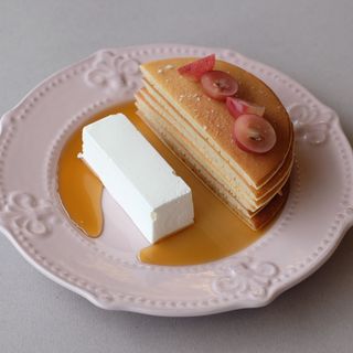 Панкейки з пломбіром та ягідним кремом