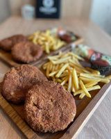 Pljeske combo - pohovane pileće pljeskavice + palačinak + Coca-Cola