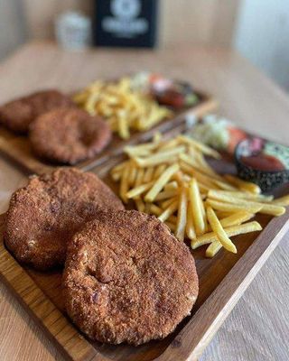 Pljeske combo - pohovane pileće pljeskavice + palačinak + Coca-Cola