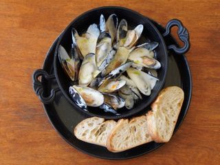 Мідії у вершково-часниковому соусі