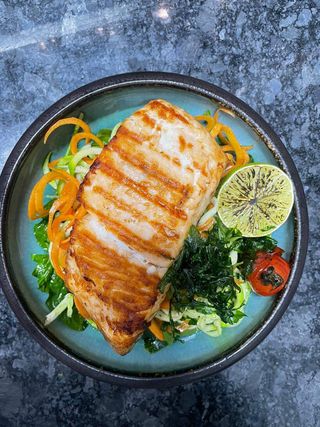 Somon la grill cu paste de legume