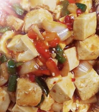134. Tou fu con salsa chilli
