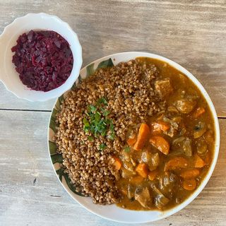 Gulasz ze schabu z wędzonymi śliwkami