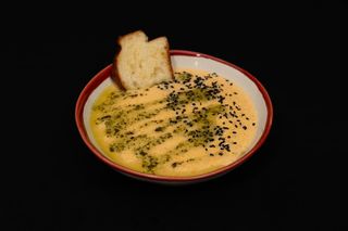 Сирний крем-суп з блакитним сиром та кунжутом